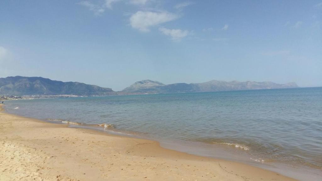 La Stanza Vicino Al Mare , Una Camera Da Letto E Bagno Con Balcone Vista Mare Appartement Balestrate Buitenkant foto
