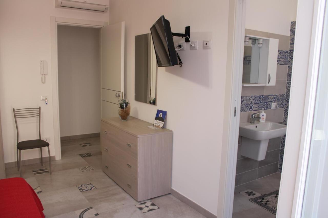 La Stanza Vicino Al Mare , Una Camera Da Letto E Bagno Con Balcone Vista Mare Appartement Balestrate Buitenkant foto
